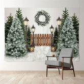 Aperturee - Holzzaun verschneiter Baumkranz heller Winterhintergrund